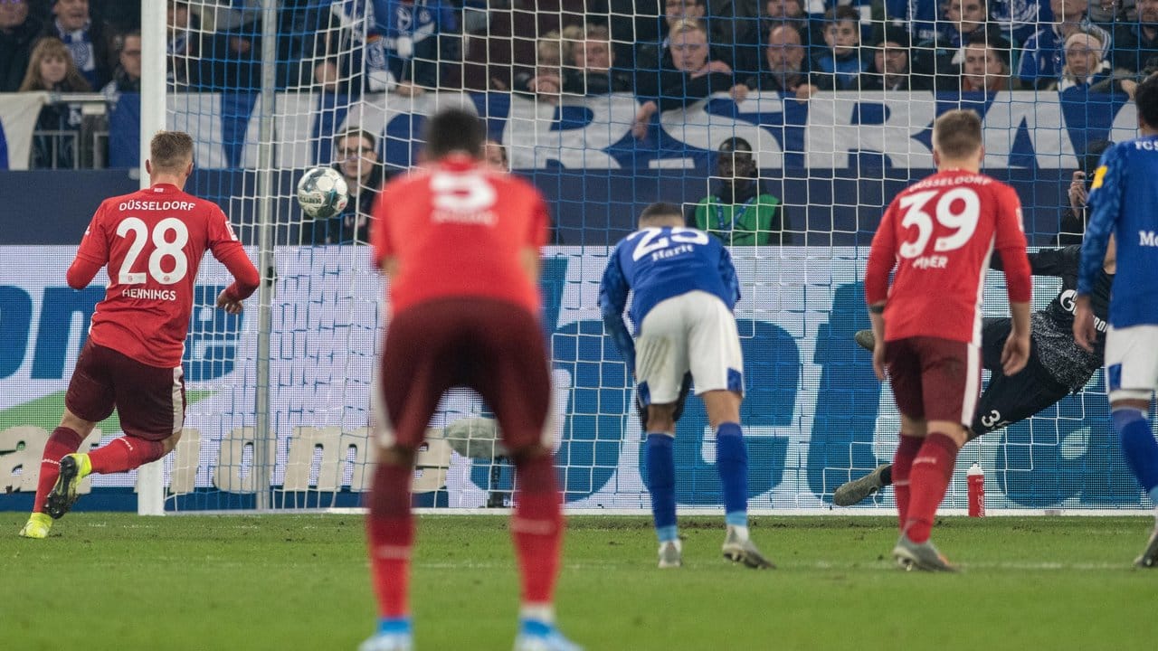 Rouwen Hennings (l) hatte mit seinem Elfmetertor zum 1:1 großen Anteil am Fortuna-Remis auf Schalke.