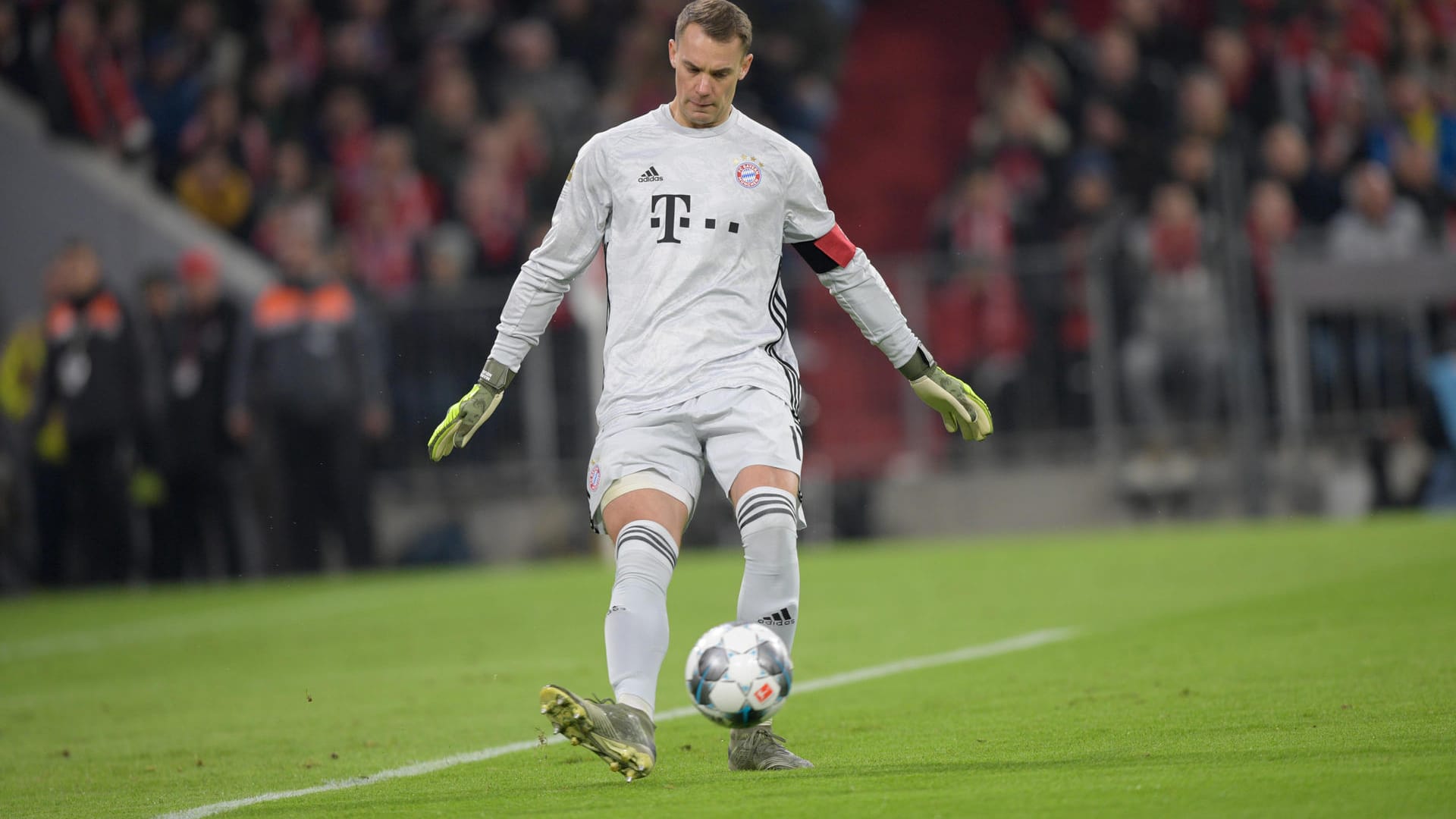 Manuel Neuer: Erste Aktion, um sich auszuzeichnen, war ein feiner Chip-Ball auf Rechtsverteidiger Pavard. Das bekommen woanders Spielmacher nicht so hin. Animierte seine Kollegen als Lautsprecher ununterbrochen. Der BVB dagegen prüfte ihn kaum. Note 3