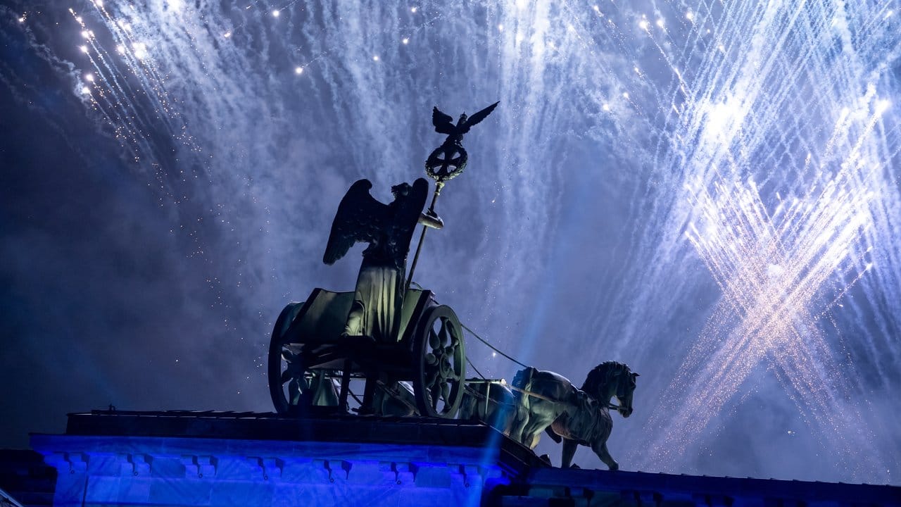 Ein Feuerwerk wird bei der Feier anlässlich der Festivalwoche "30 Jahre Friedliche Revolution – Mauerfall" am Brandenburger Tor zum Abschluss gezeigt.