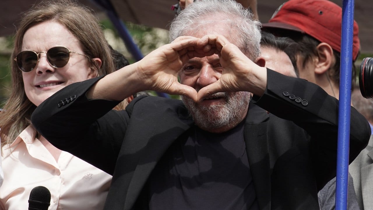 Mit Herz: Brasiliens Ex-Präsident Lula bei einer Kundgebung - einen Tag nach seiner Entlassung aus dem Gefängnis.