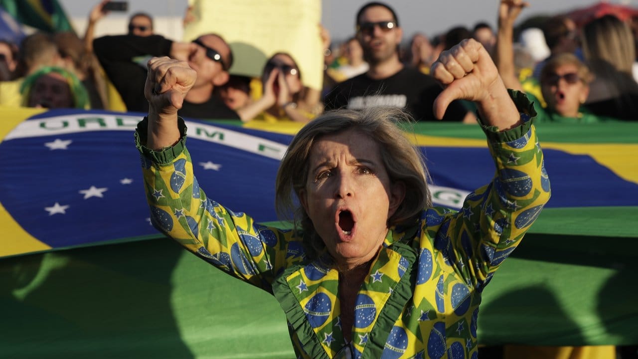 Ein Anhänger des brasilianischen Präsidenten Bolsonaro protestiert gegen die Freilassung von Ex-Präsident Lula da Silva.