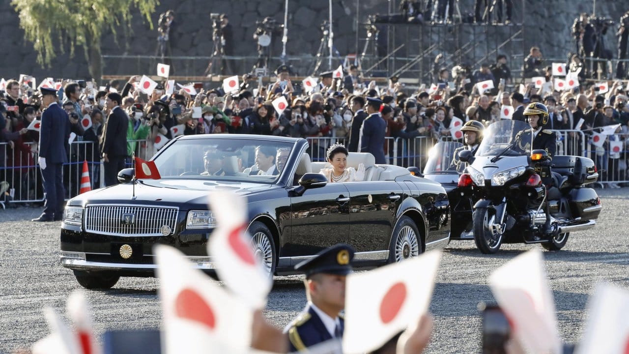 Das japanische Volk jubelt Kaiser Naruhito und Kaiserin Masako zu. Das japanische Volk jubelt Kaiser Naruhito und Kaiserin Masako zu.