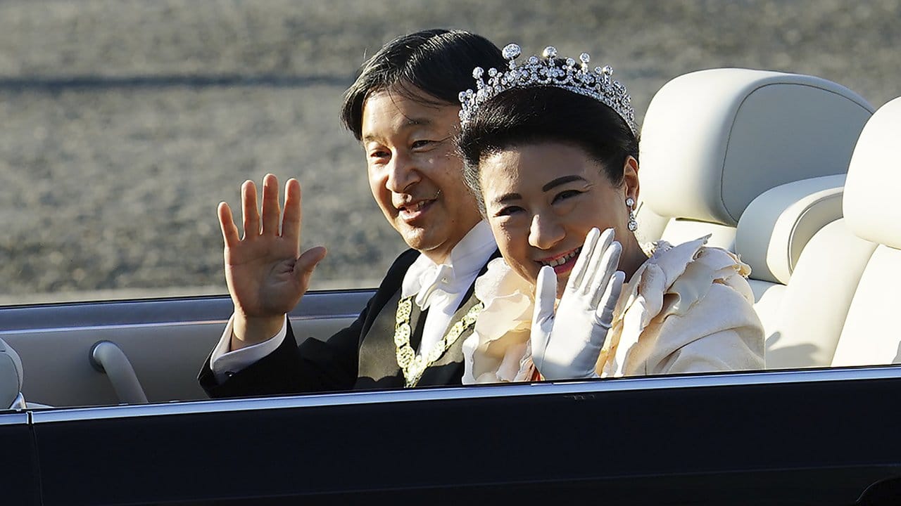 Kaiser Naruhito und Kaiserin Masako bei der Parade zur Inthronisation. Kaiser Naruhito und Kaiserin Masako bei der Parade zur Inthronisation.