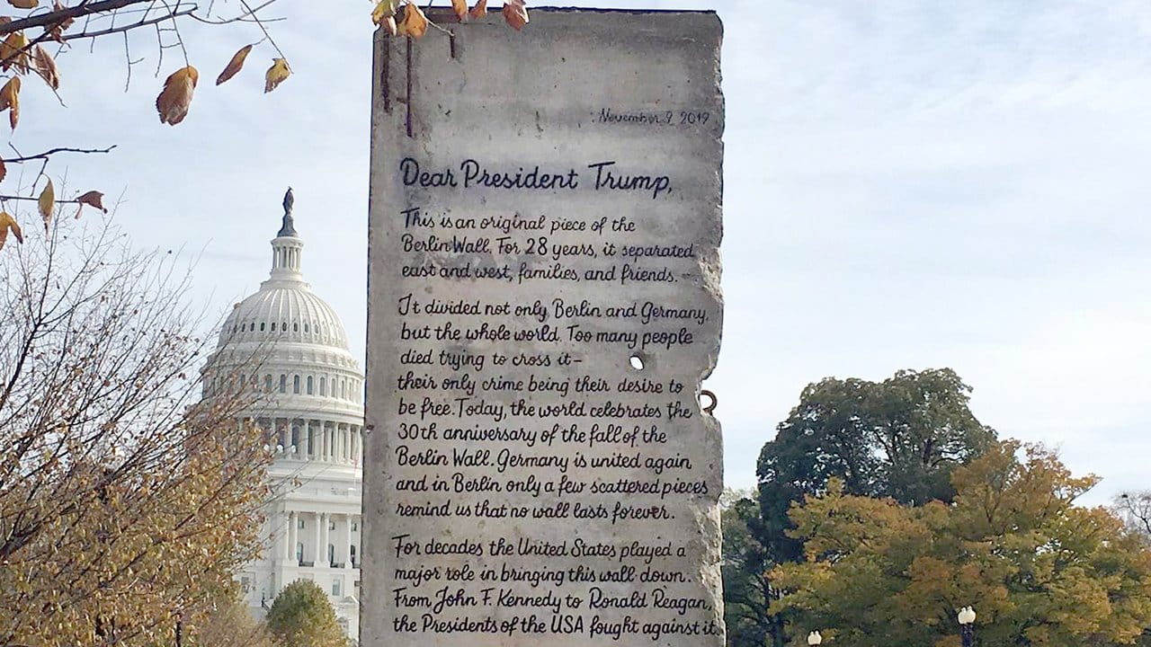 Das Segment der Berliner Mauer mit einer Botschaft an US-Präsident Trump vor dem Kapitol in Washington.