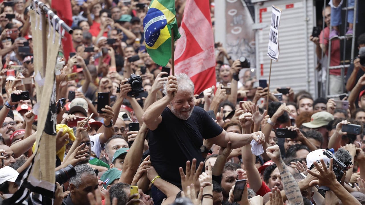 Überschwänglicher Jubel: Der ehemalige brasilianische Präsident Luiz Inacio Lula da Silva wird bei einer Kundgebung von begeisterten Unterstützern getragen.
