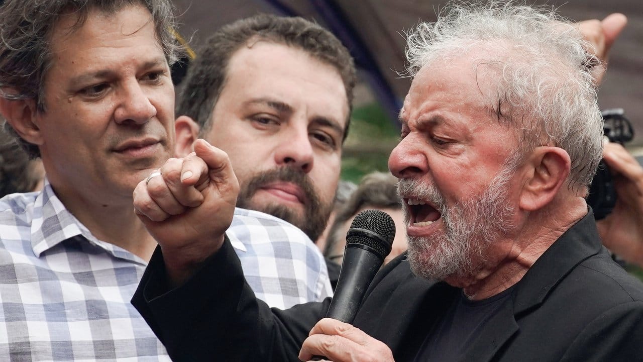 Angriffslustig: Brasiliens Ex-Präsident Luiz Inácio Lula da Silva bei einer Kundgebung am Hauptsitz der Metallarbeiter-Gewerkschaft.