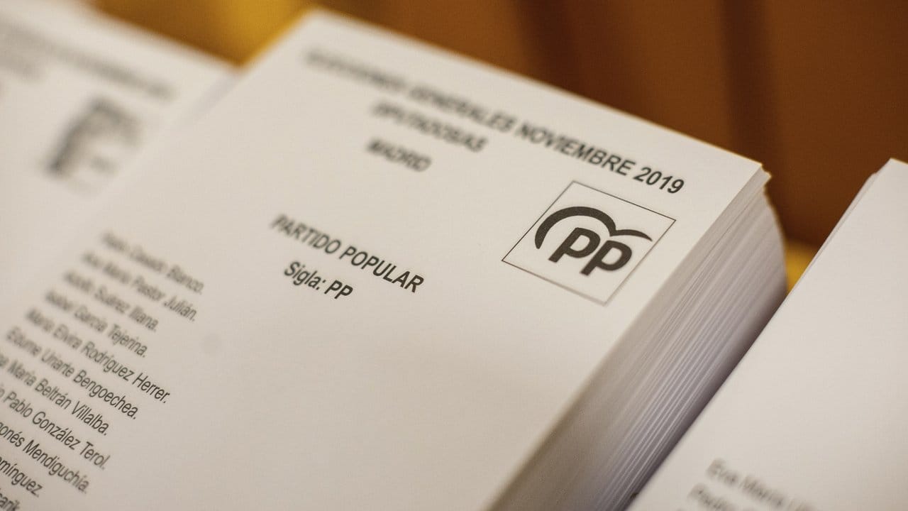 Stimmzettel für die Volkspartei (PP) in einem Wahllokal: Die Spanier sind erneut zur Parlamentswahl aufgerufen.