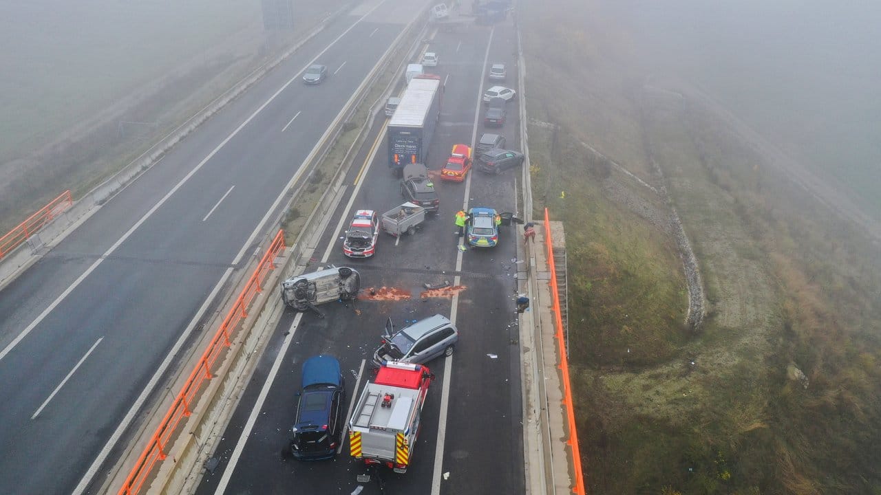 Demolierte Fahrzeuge an der Unfallstelle auf der Autobahn A7.