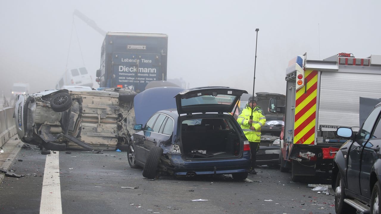 Mindestens 18 Fahrzeuge waren an dem Unfall beteiligt.