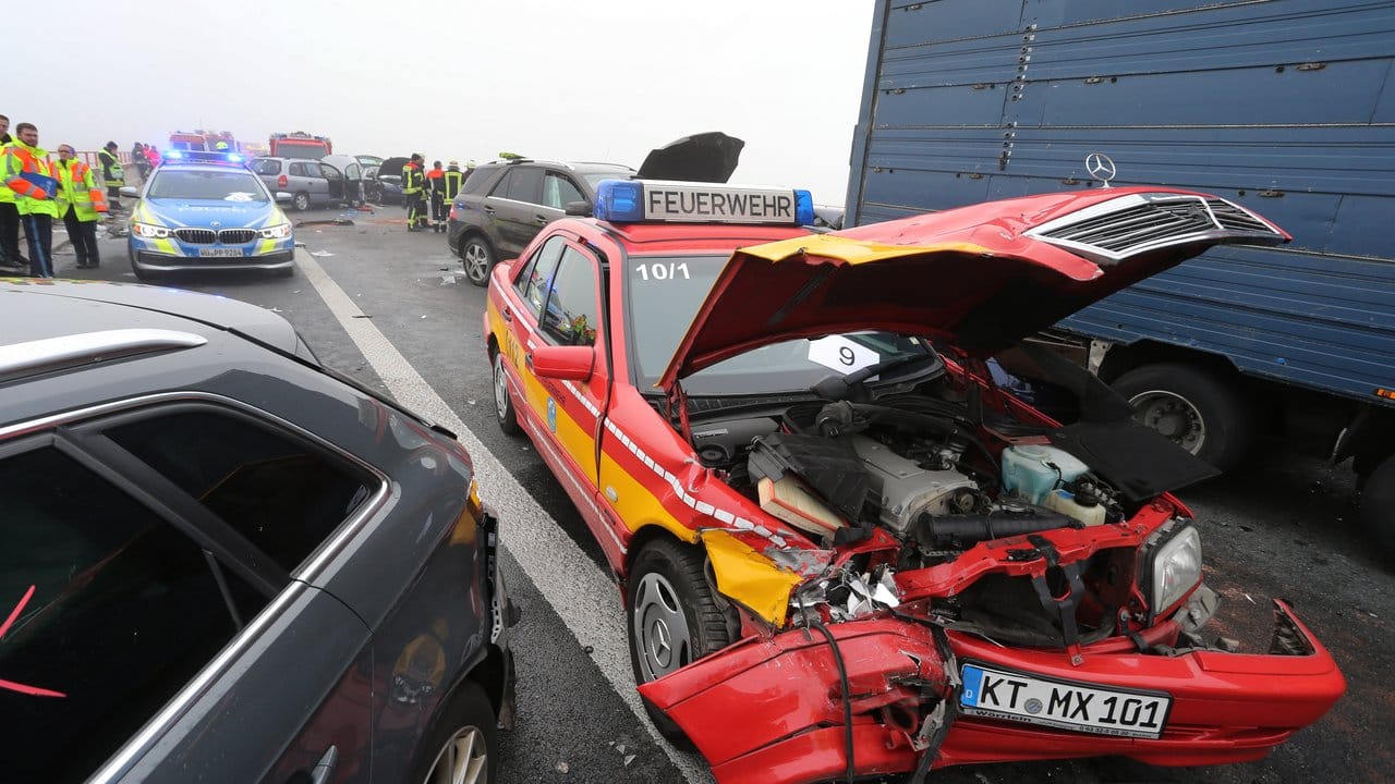 Auch ein Fahrzeug der Feuerwehr war in den Massenunfall verwickelt.