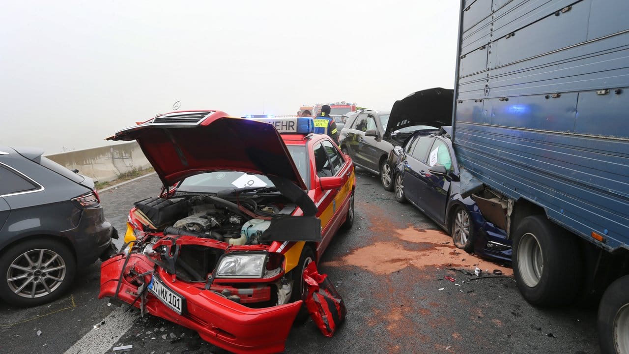 Nebel und Blitzeis führten wohl zu dem Massencrash auf der A7 in Mittelfranken.