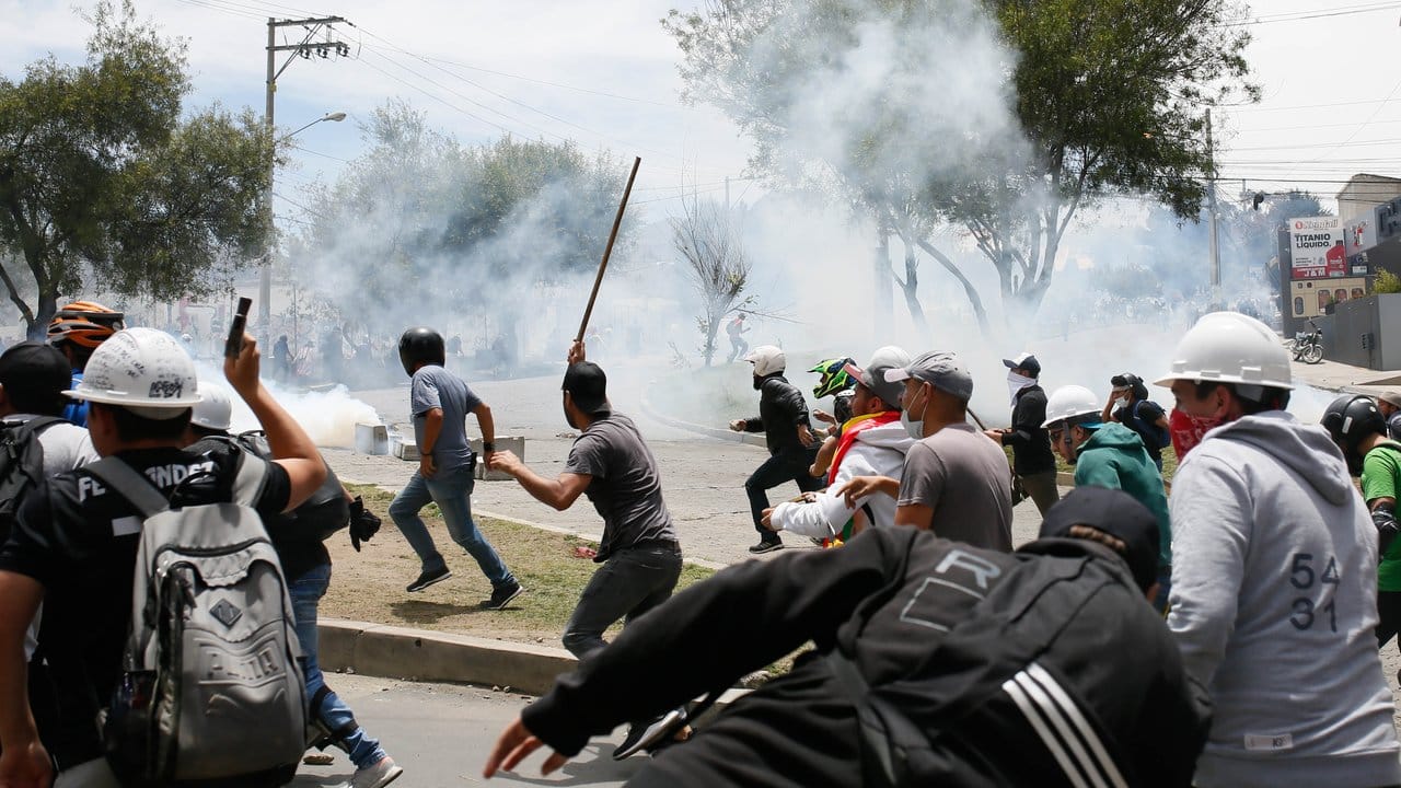 Unruhen nach der Wahl: Oppositionelle Demonstranten und Unterstützer von Staatschef Morales stürmen aufeinander zu.