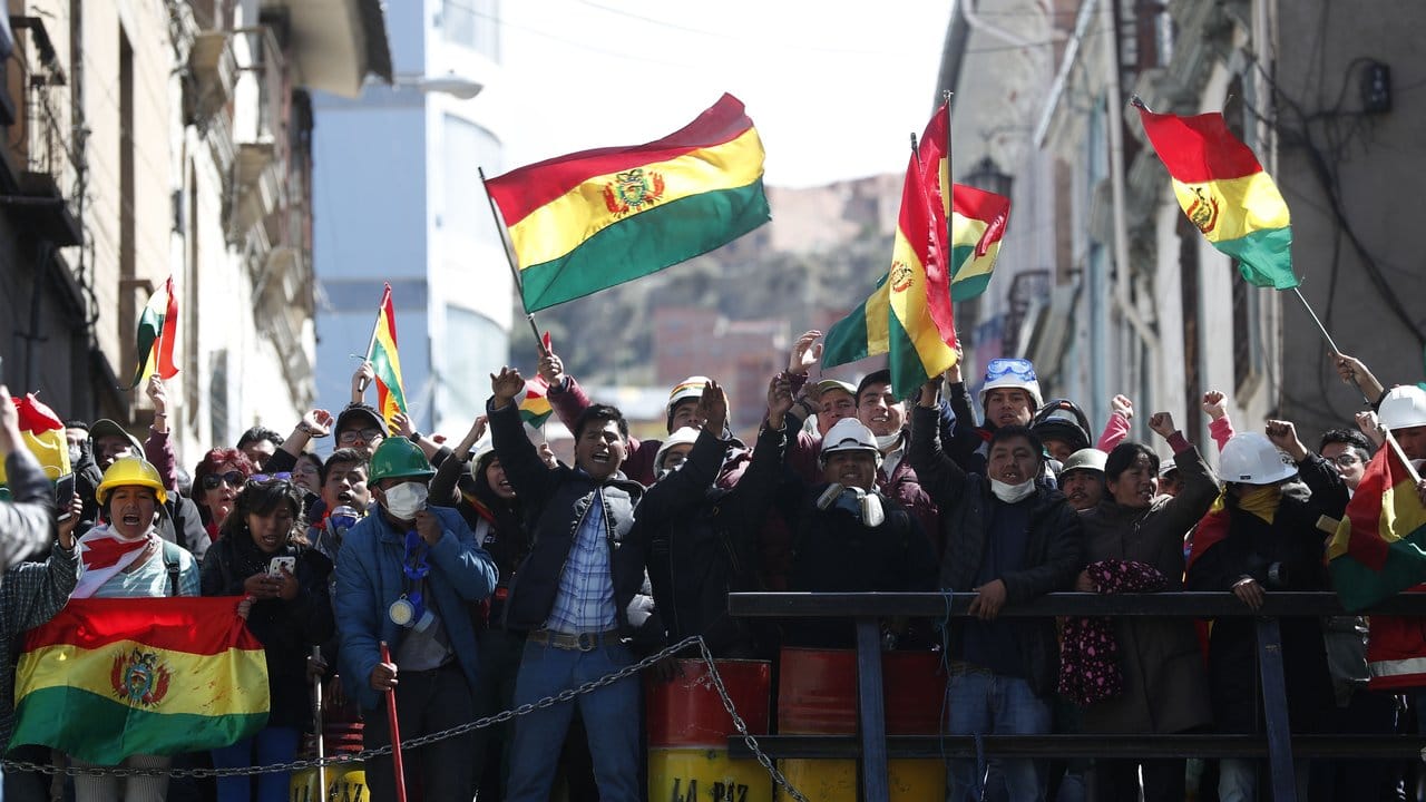 Regierungsfeindliche Demonstranten versammeln sich nur wenige Meter vom Präsidentenpalast in La Paz entfernt.