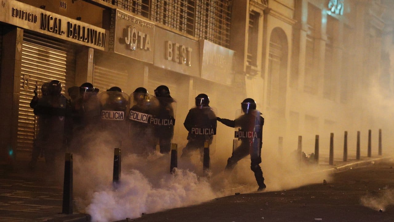 Während einer Demonstration gegen den bolivianischen Präsidenten Evo Morales stehen Polizisten in einer Wolke Tränengas.