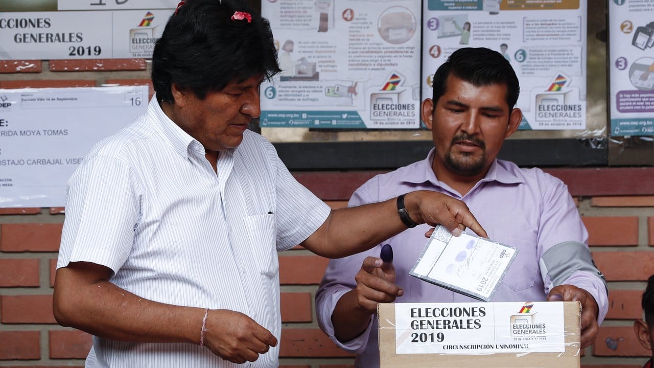 Diese Wahl wurde von der Opposition als manipuliert angesehen: Staatschef Evo Morales bei der Stimmabgabe in Chapare.