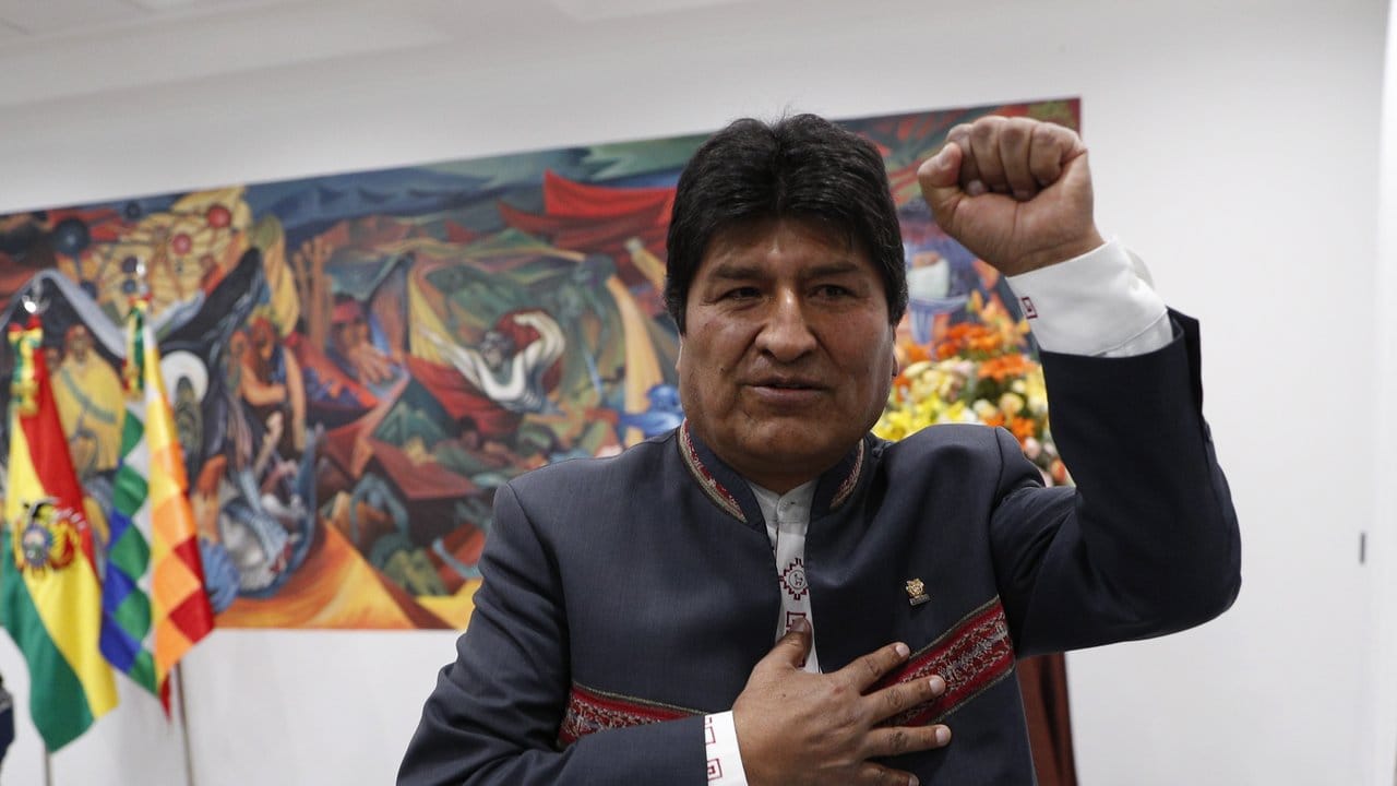 Kämpfergeste: Boliviens Präsident Evo Morales erklärt sich am 24.