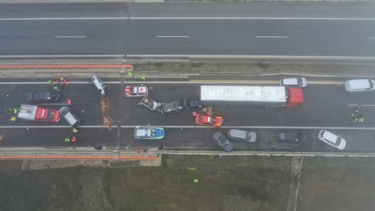 Nur noch Schrott und Altmetall: Die Unfallstelle auf der A7 aus der Vogelperspektive.