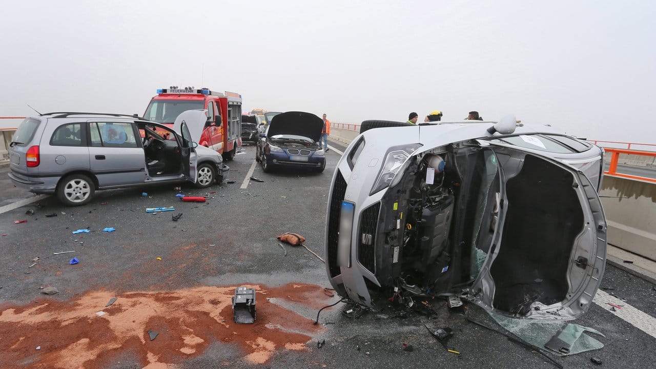 Die Folgen von Blitzeis und Nebel: Demolierte Fahrzeuge auf der Autobahn A7.