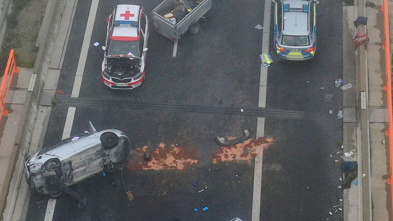 29 Menschen wurden bei dem Unfall verletzt, an dem 18 Fahrzeuge beteiligt waren.