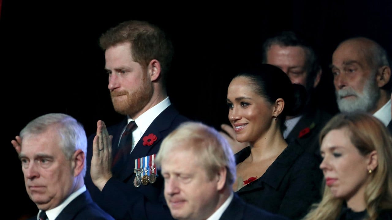 Harry und Meghan stehe in der Royal Albert Hall weit entfernt von William und Kate, die neben der Queen ihren Platz hatten.