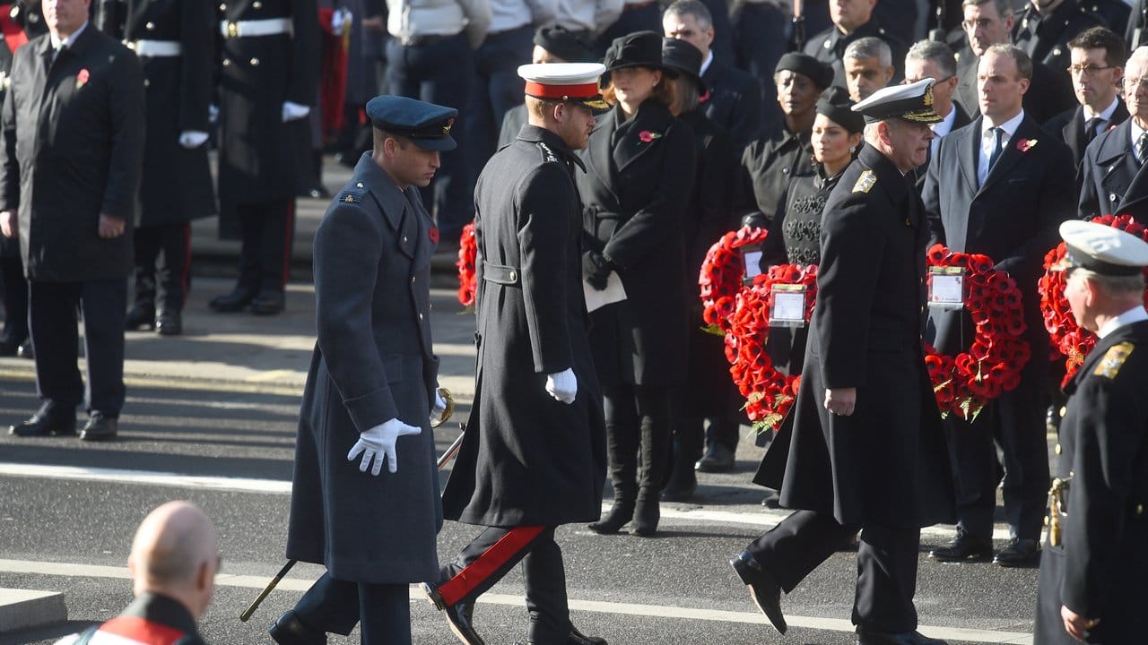 Prinz William und Prinz Harry während des Gedenkgottesdienstes am "Cenotaph Memorial".