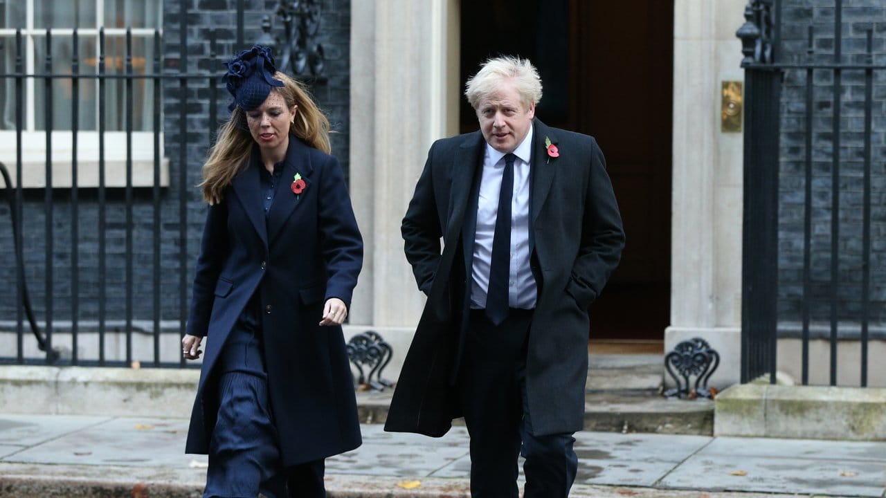 Boris Johnson und seine Freundin Carrie Symonds auf dem Weg zum Gedenkgottesdienst am "Cenotaph Memorial".