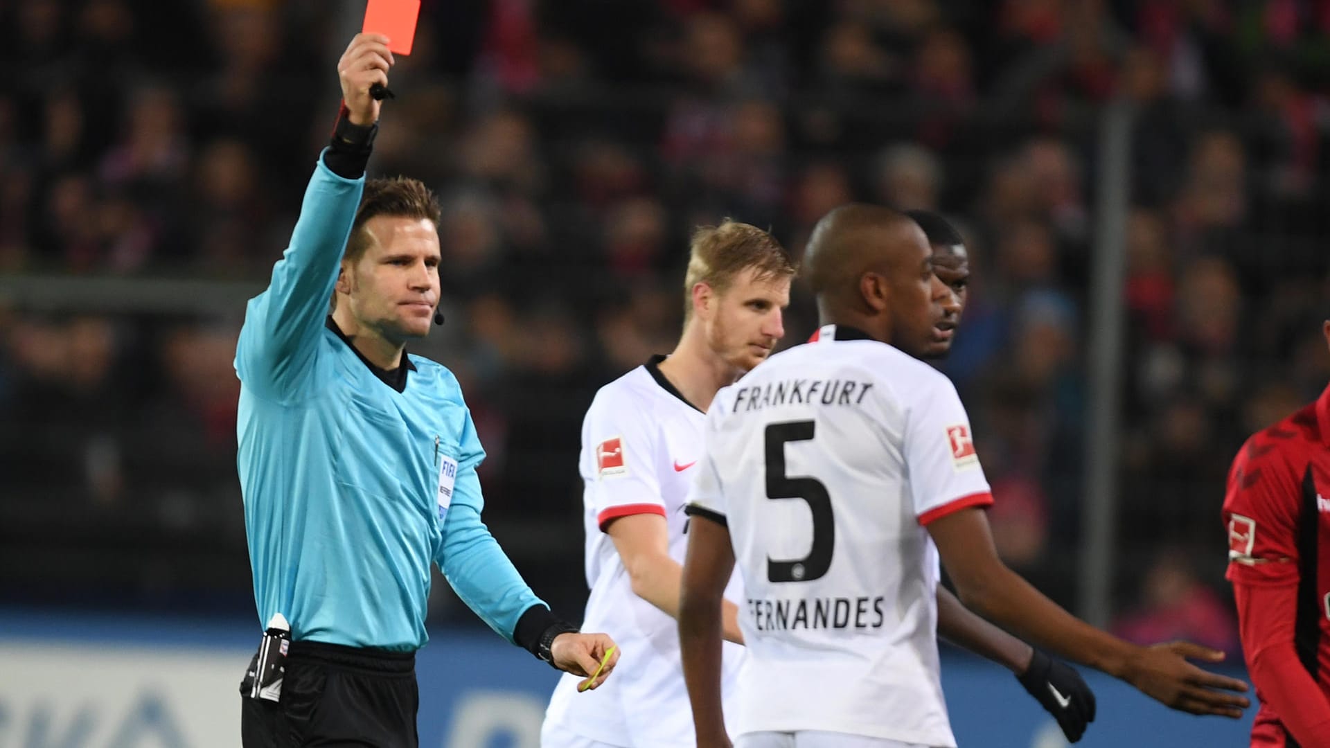 Insgesamt zeigte Schiedsichter Felix Brych drei Mal die Rote Karte. Frankfurts Gelson Fernandes flog dabei bereits kurz vor Pausenpfiff mit Gelb-Rot vom Platz.