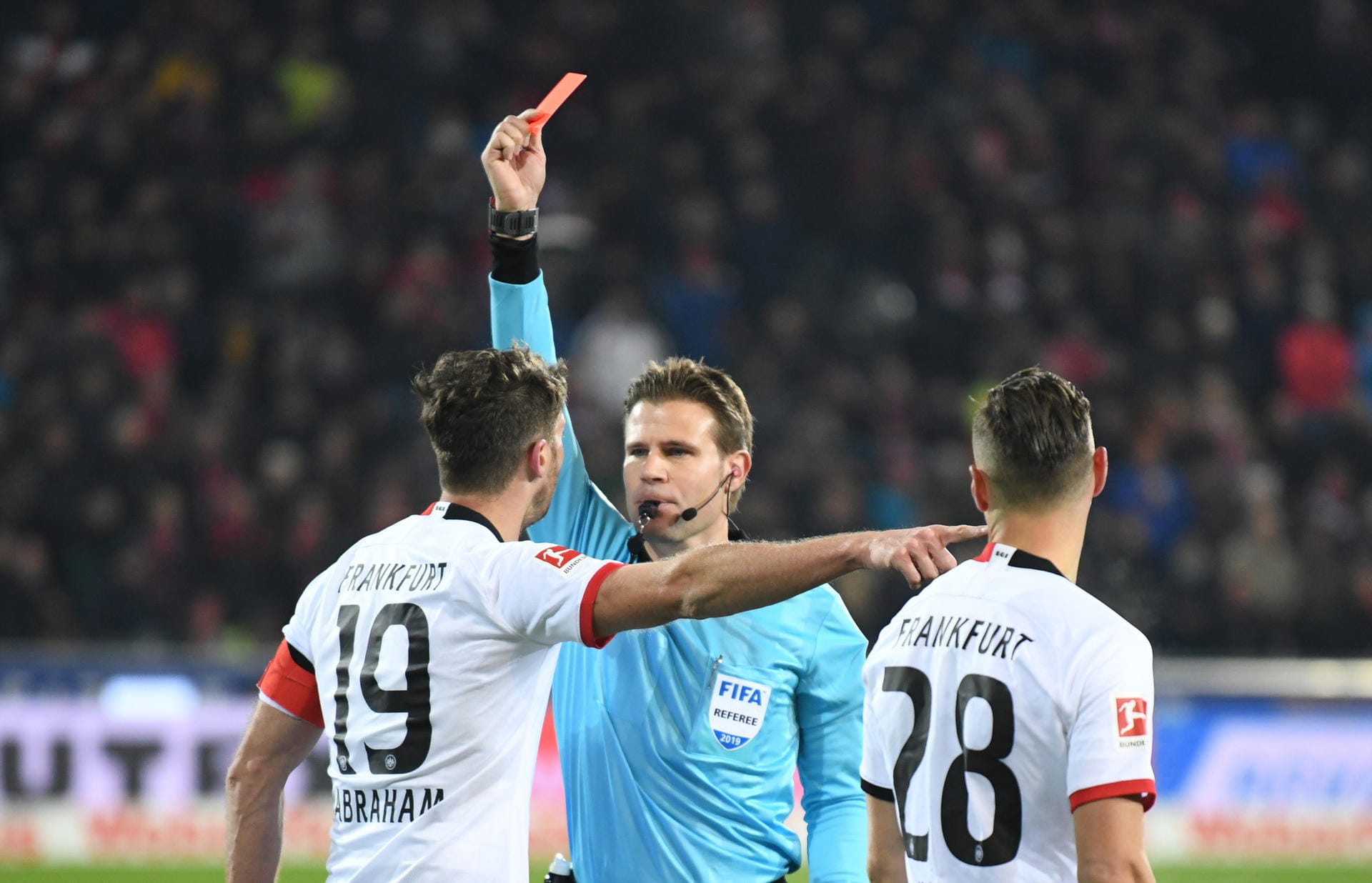 Abraham bekam von Schiedsrichter Felix Brych die Quittung, der DFB-Schiedsrichter zeigte ihm die Rote Karte. Wie lange er der Eintracht gesperrt fehlen wird, ist noch unklar.