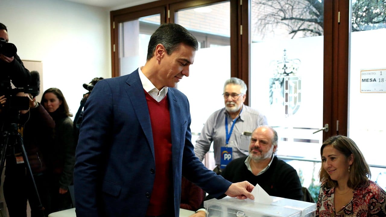 Pedro Sanchez (M), Premierminister von Spanien, gibt seinen Stimmzettel in einem Wahllokal ab.