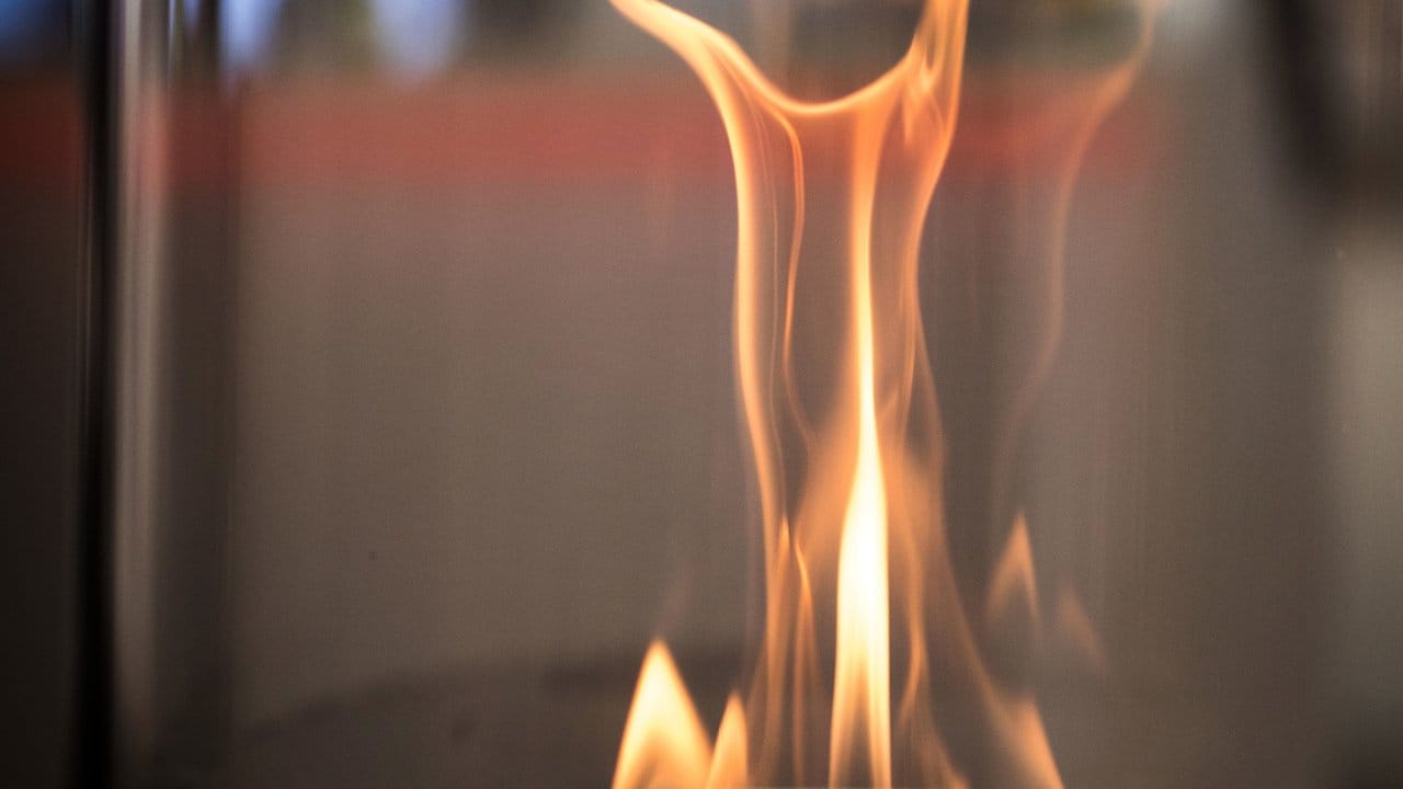 Ethanolkamine sind keine Feuerstätten, sondern Dekoration in der Wohnung. Ethanolkamine sind keine Feuerstätten, sondern Dekoration in der Wohnung.