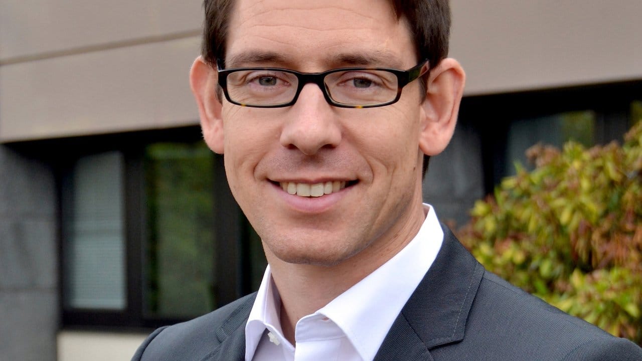 Tim Froitzheim ist Referent für Ofen- und Luftheizungsbau beim Zentralverband Sanitär Heizung Klima in Sankt Augustin. Tim Froitzheim ist Referent für Ofen- und Luftheizungsbau beim Zentralverband Sanitär Heizung Klima in Sankt Augustin.