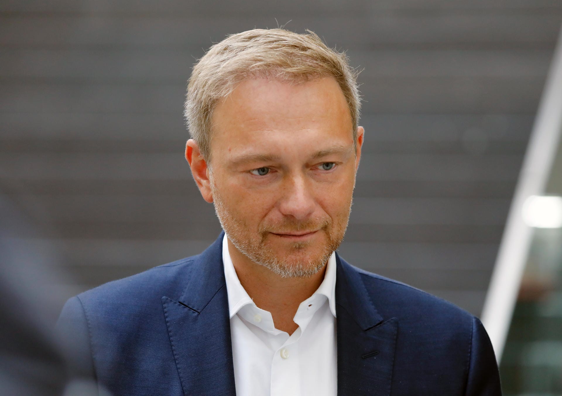FDP-Chef Christian Lindner kritisierte den Entwurf scharf: "Aus der Idee der Grundrente ist eine Willkürrente geworden: Es fließt Steuergeld, wo im Einzelfall gar keine Bedürftigkeit vorliegt. Wer weniger als 35 Jahre gearbeitet hat, fällt durch den Rost."