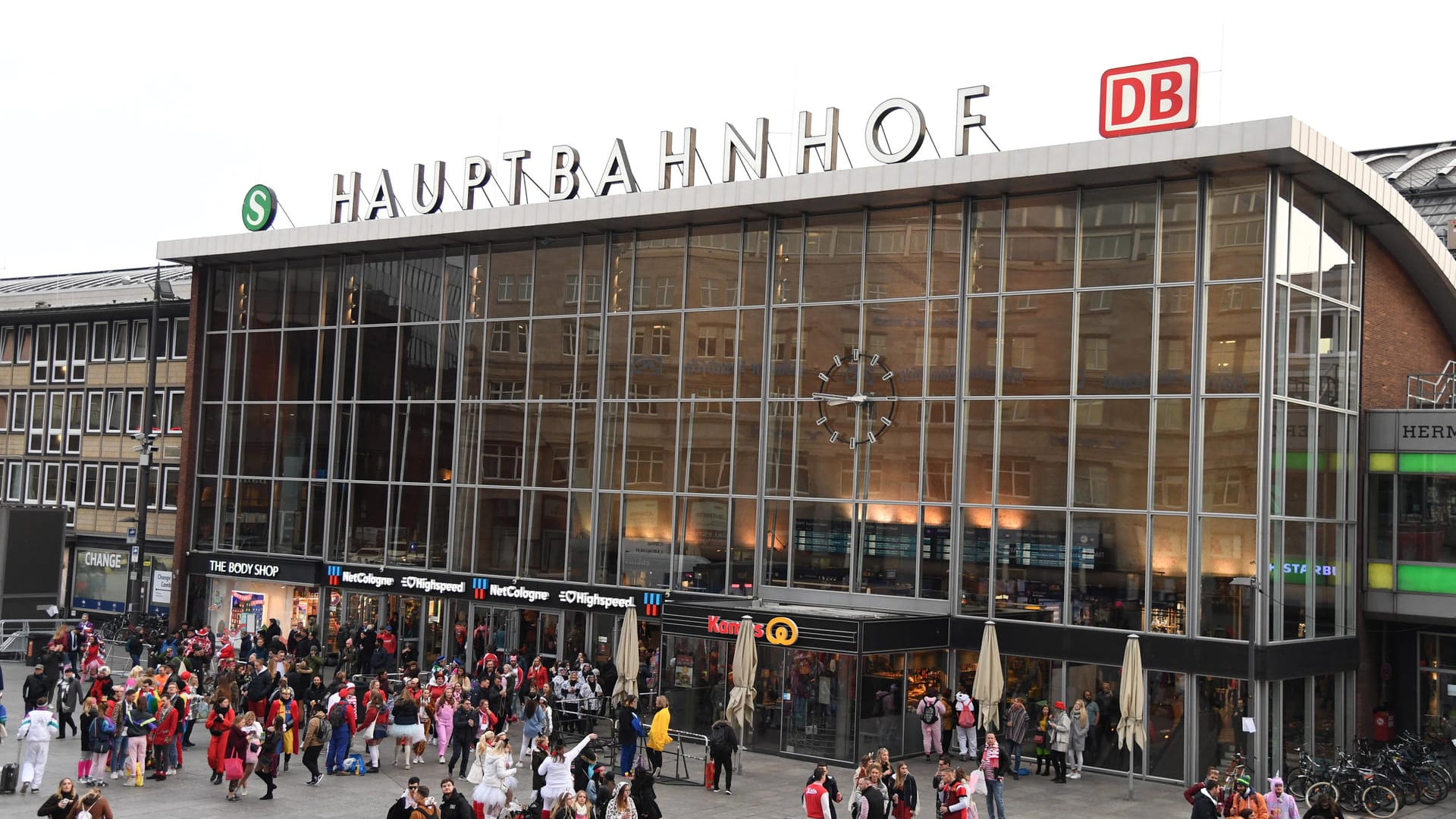 Bereits früh am Morgen waren dafür Tausende Jecken nach Köln geströmt.