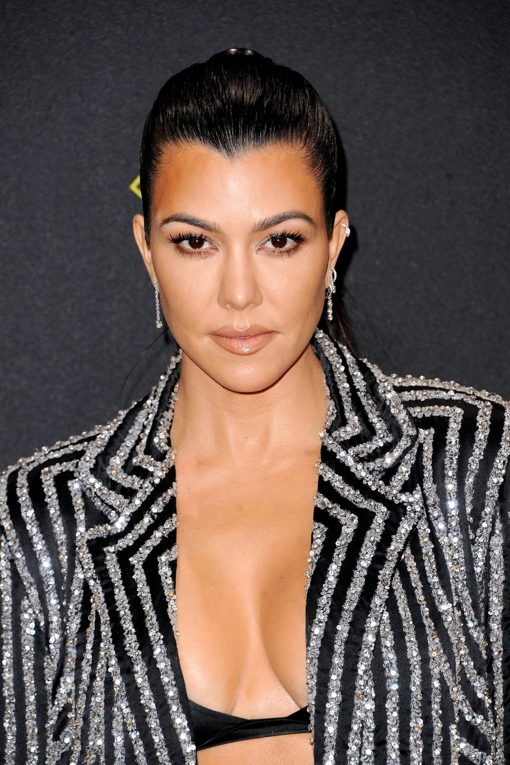 Kourtney Kardashian trug unter ihrem Blazer nur ein knappes Bikini-Oberteil.