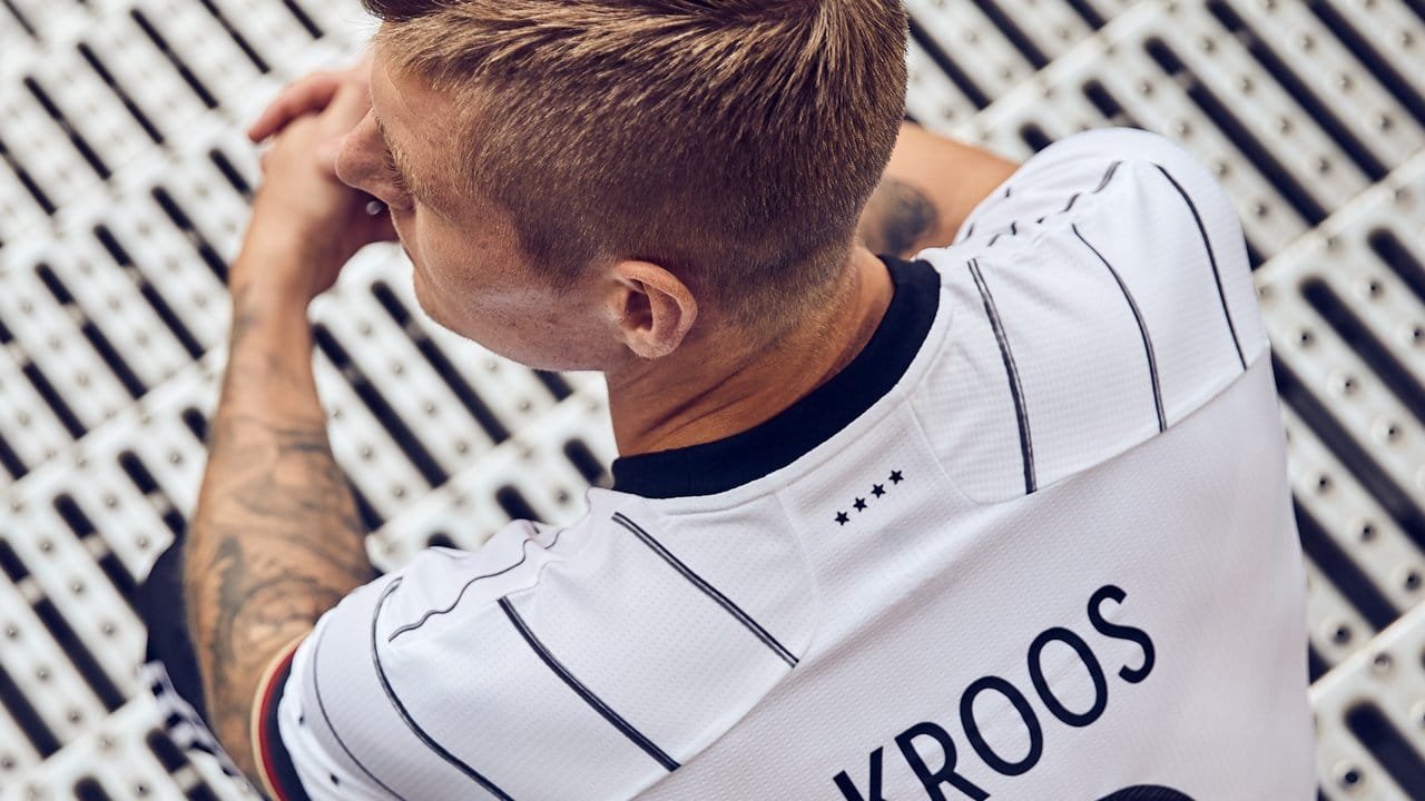Auch Toni Kroos gefällt das neue DFB-Trikot.