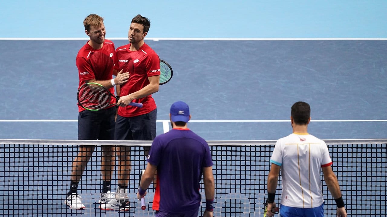 Kevin Krawietz (l) und Andreas Mies feiern ihren Auftakt-Sieg bei den ATP-Finals.