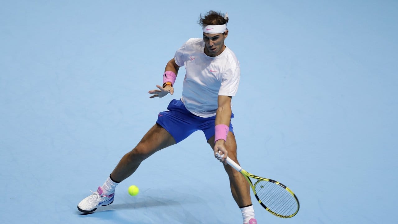Returniert einen Ball seines Gegners aus Deutschland: Rafael Nadal in Aktion.
