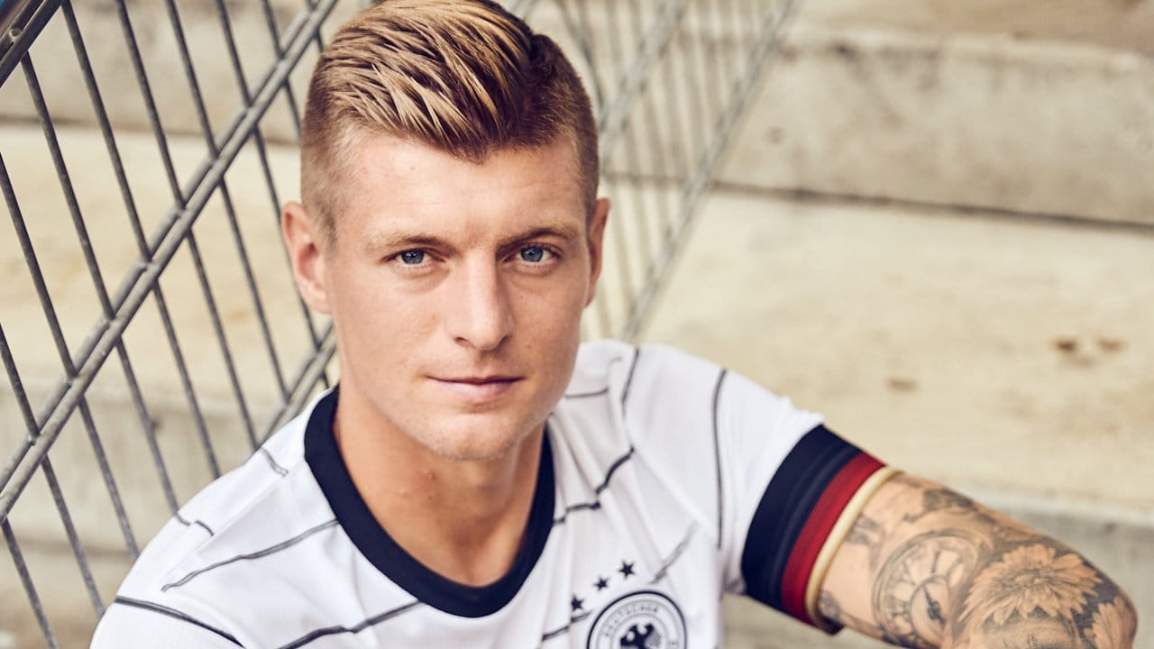 Toni Kroos im neuen Trikot der deutschen Fußball-Nationalmannschaft.