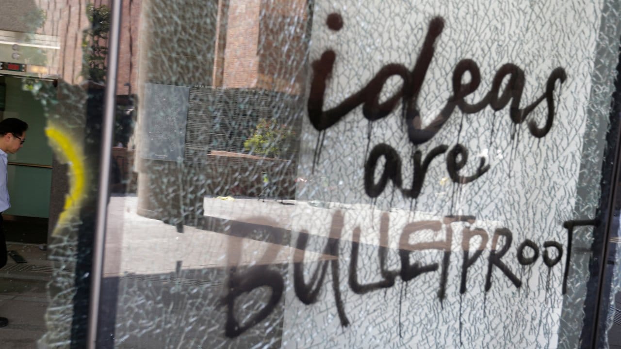 "Ideen sind kugelfest": Ein Graffiti der Demonstranten an einem zersplitterten Fenster.