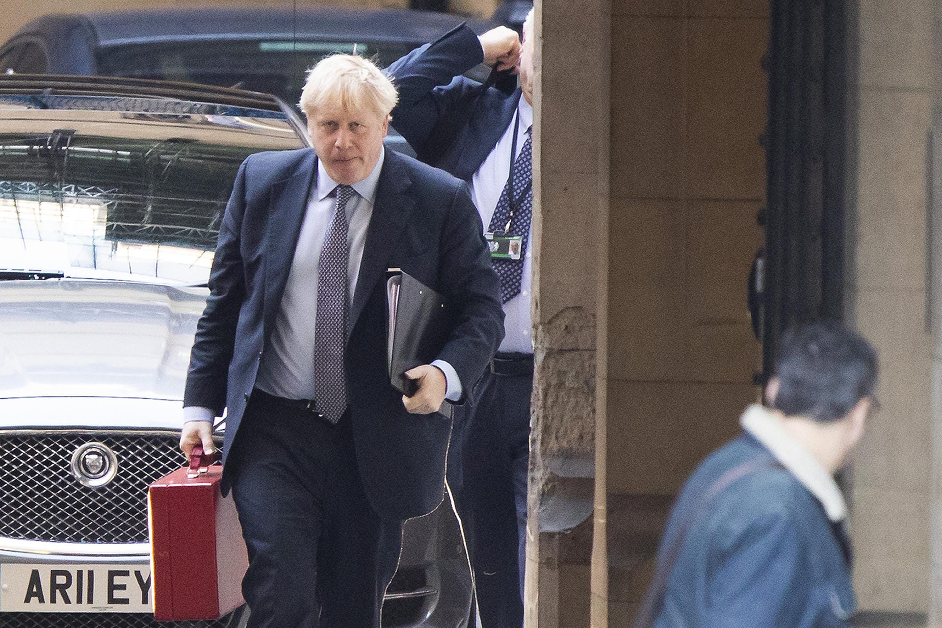 19. Oktober: Niederlage für Boris Johnson. Das Unterhaus vertagt die Abstimmung über das neue Abkommen und zwingt damit Johnson, erneut eine Verschiebung des Brexit-Termins zu bitten. Johnson schickt einen Antrag auf Verlängerung an Donald Tusk und ein weiteres Schreiben, in dem er um die Ablehnung der Verlängerung bittet.