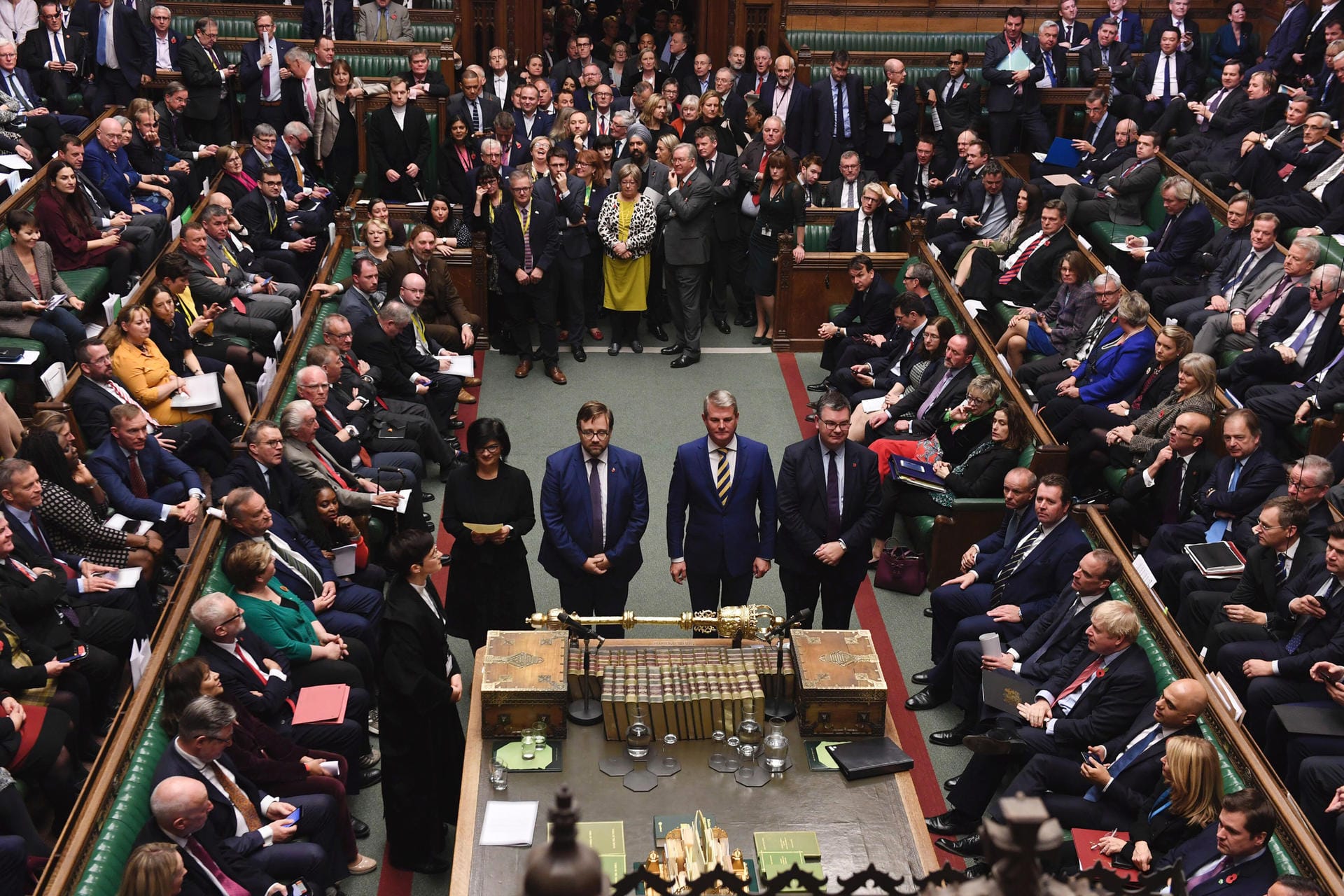 29. Oktober: Im zweiten Anlauf setzt Johnson durch. Das britische Unterhaus stimmt mit 438 gegen 20 Stimmen für Neuwahlen. Das Oberhaus stimmt ebenfalls zu und damit gibt es am 12. Dezember 2019 eine vorgezogene Unterhauswahl.