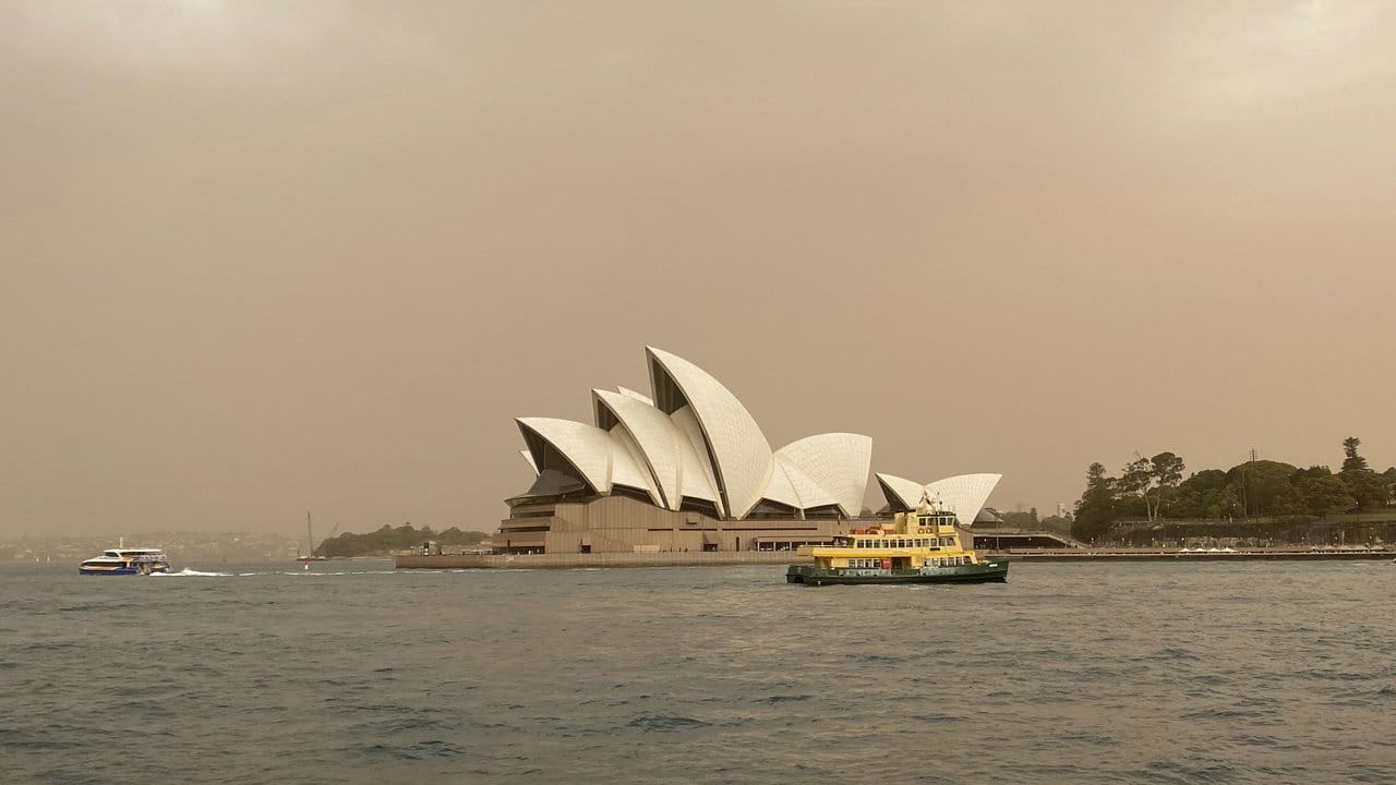 Rauchschleier der verheerenden Buschfeuer liegen über dem Opernhaus von Sydney.