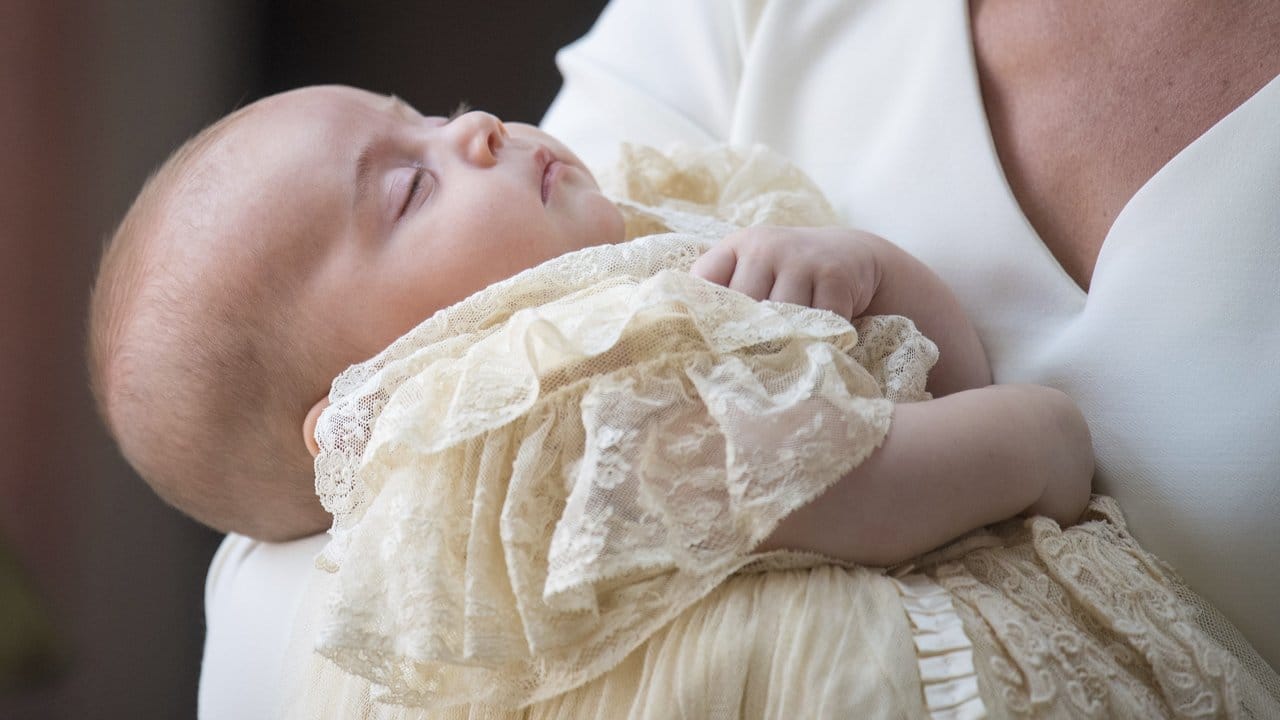 Kate, Herzogin von Cambridge, trägt ihren Sohn Prinz Louis zu seiner Taufe.