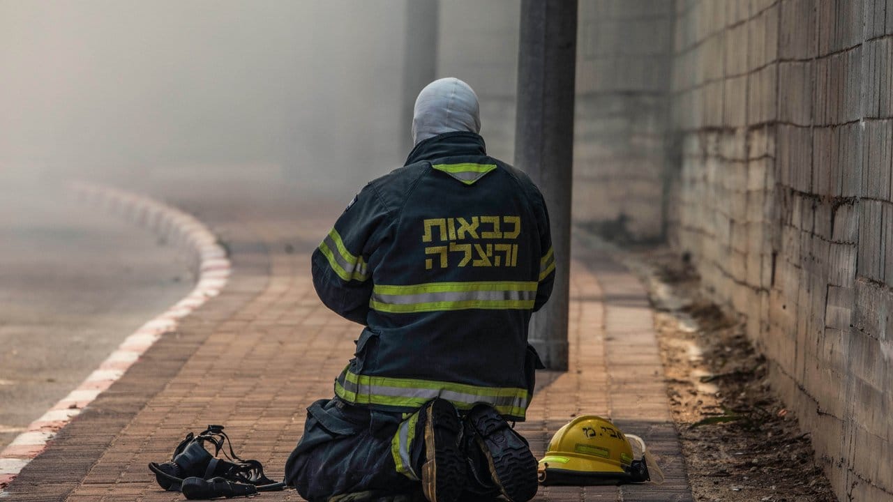 Ein Feuerwehrmann ruht sich beim Einsatz aus.