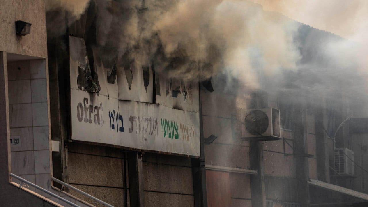 Rauch quillt aus einer brennenden Fabrik in Sderot, die von einer Rakete aus Gazas getroffen wurde.