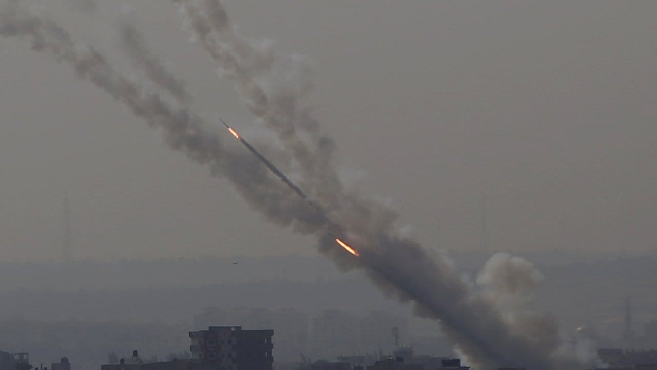 Raketen werden vom Gazastreifen Richtung Israel gefeuert.