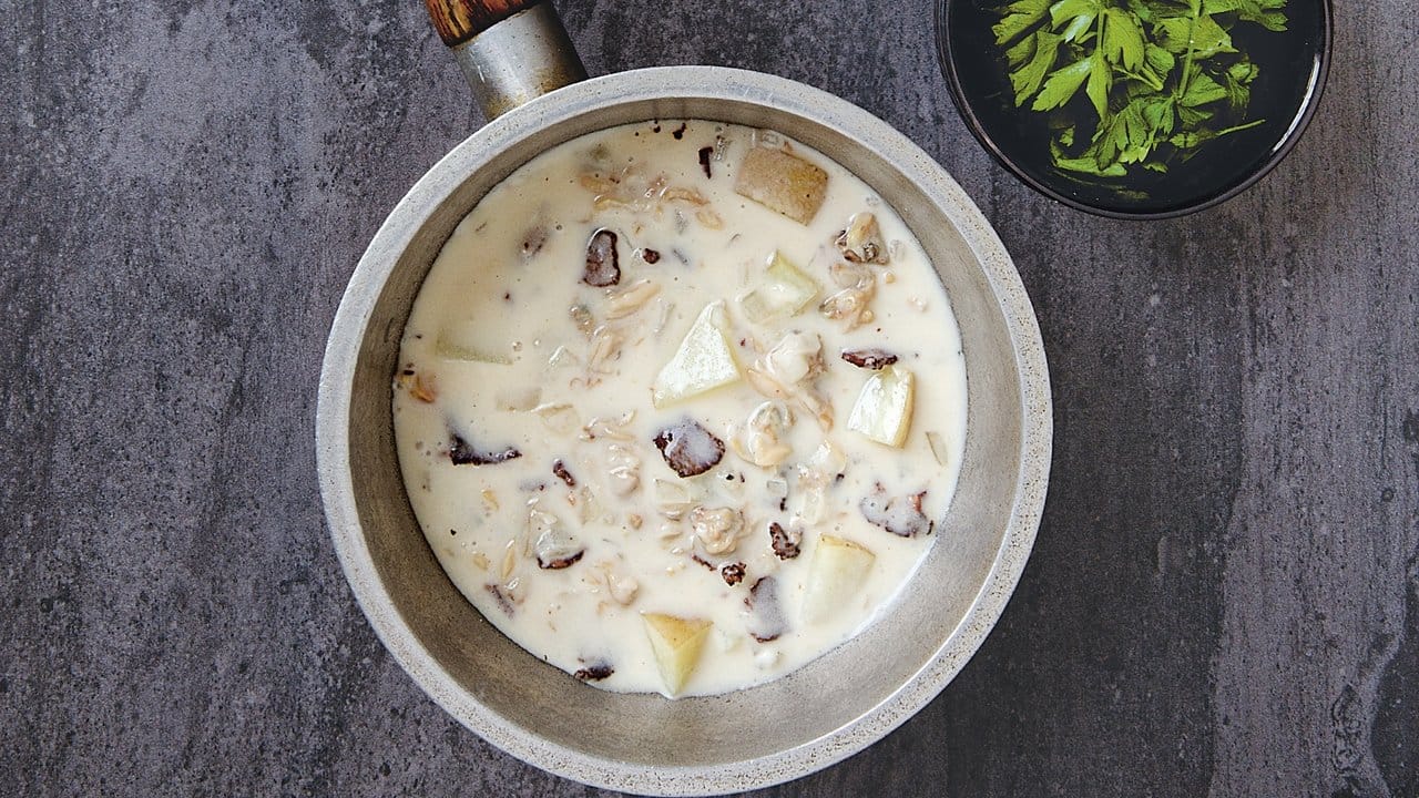 Clam Chowder, eine sämig-weiße Muschelsuppe, ist die berühmteste Spezialität Neuenglands. Clam Chowder, eine sämig-weiße Muschelsuppe, ist die berühmteste Spezialität Neuenglands.