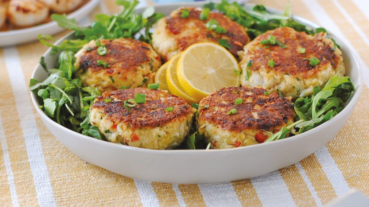 Kate Bowler stellt mit den Crab Cakes einen neuenglischen Küchenklassiker vor. Kate Bowler stellt mit den Crab Cakes einen neuenglischen Küchenklassiker vor.