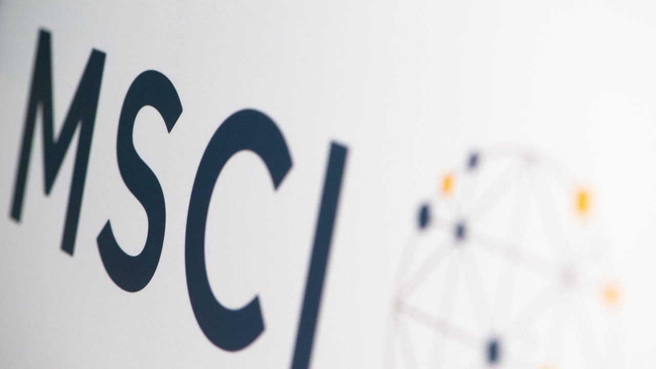 Der Aktienindex MSCI Emerging Markets bildet die Entwicklung von mehr als 1000 Unternehmen aus 26 Ländern ab. Der Aktienindex MSCI Emerging Markets bildet die Entwicklung von mehr als 1000 Unternehmen aus 26 Ländern ab.
