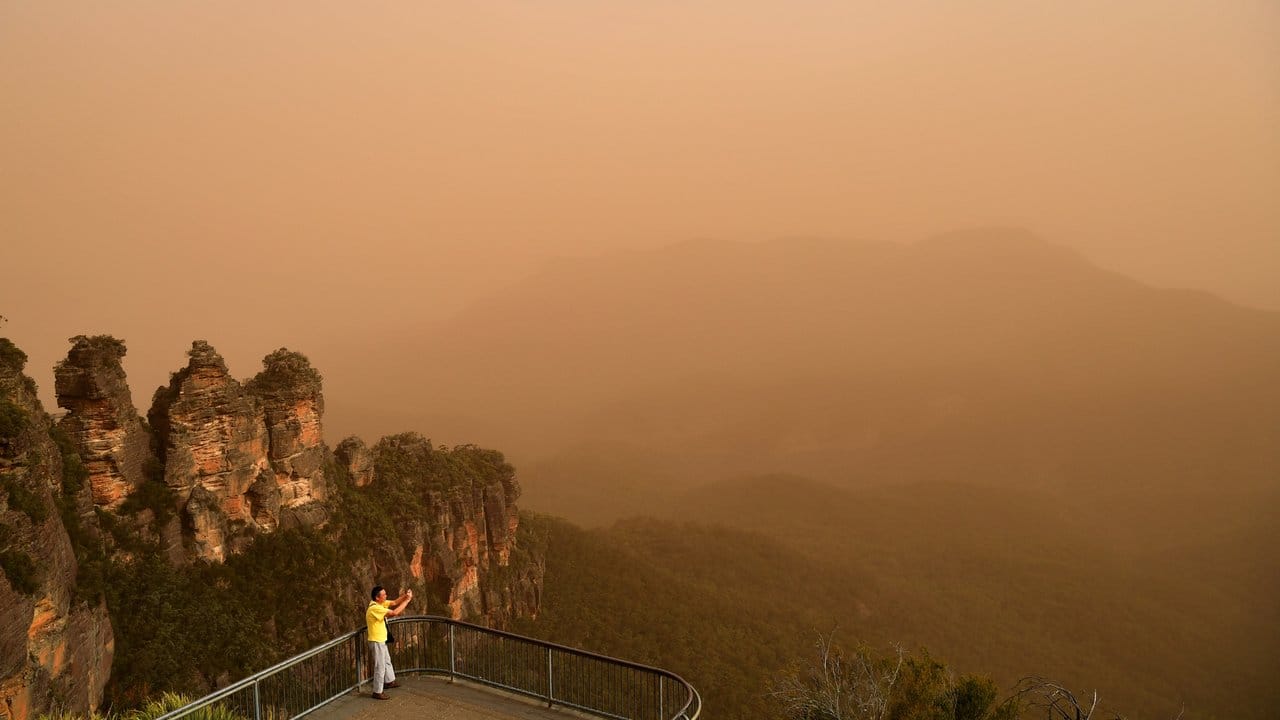 Der beliebte Aussichtspunkt "Three Sisters" in den Blue Mountains bei Sydney ist von Rauch umgeben.